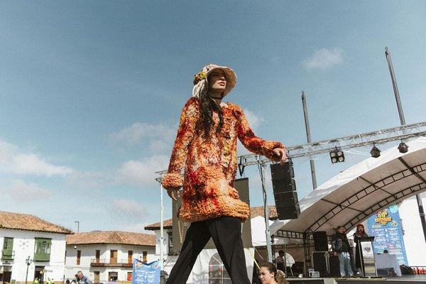 Transforming Elegance: A Guide to Perfectly Tailoring Your Oversized Blazer While Preserving Its Allure